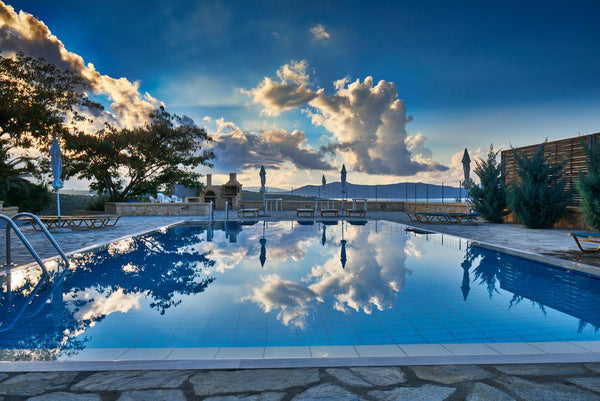 Mon logement est proche de  la plage de sable, du village et des commerces des d Episkopi, Greece Eleonas appartements . Pleine vue sur la mer. Entire rental unit vacation rental 13160950
