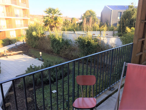 Nous vous proposons une chambre dans un appartement lumineux aux Chartrons, à pr Bordeaux, France Chambre donnant sur balcon et jardin aux Chartrons Private room in rental unit vacation rental 23517010