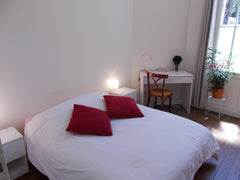 La maison est située dans un quartier  calme   en centre ville. La place de la V Bordeaux, France Chambre privée chez l'habitant Private room in home vacation rental 21242094