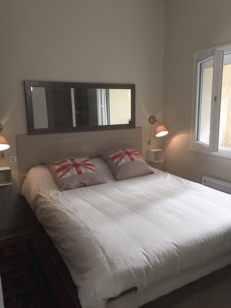 T 2(40m2) quartier saint Michel haut de plafond de 3 m, wifi, avec une cuisine t Bassens, France Appartement t2 40 m2 calme au cœur de Bordeaux Entire rental unit vacation rental 17942315