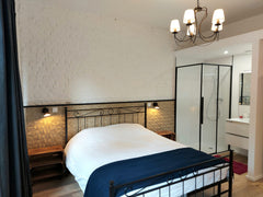 Stylish room with private bathroom to rent , at the 1st floor of a fully renovat  ** Peaceful  "Gold room" with private bathroom ** Private room in townhouse vacation rental 640884464654229025