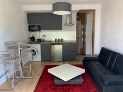 T2 refait à neuf dans résidence privilégiée et tranquille avec jardin de 46m2.<b Bouliac, France Beau T2 meublé récent Entire rental unit vacation rental 50919273