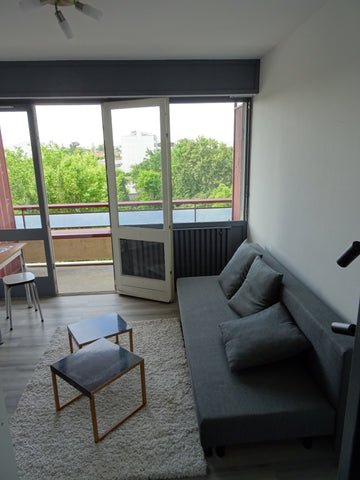 Ce studio situé au 4 ème et dernier étage avec ascenseur, bénéficie d'une formid Bordeaux, France Studio cosy 189*TRAM 50 m* Terrasse*Tout à pied Entire rental unit vacation rental 28274930