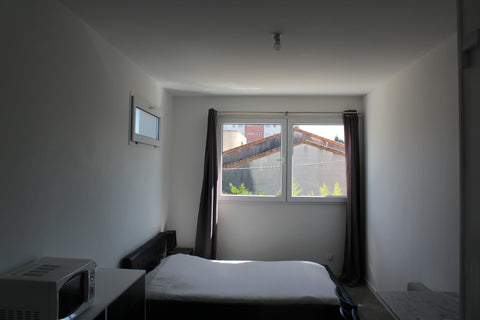 Studio de 23m2 situé au premier étage d'un immeuble.<br />Un parking est à dispo Talence, France #7 Apt avec parking et accès autonome Entire rental unit vacation rental 54217195