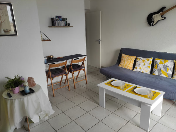 The apartment is located in a quiet area, on the 3rd floor, close to the streetc Bordeaux, France T2 cosy et ensoleillé à 10 min du cœur de Bordeaux Entire condo vacation rental 593121803691769228