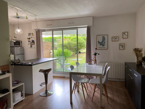 Appartement très charmant a 15 min de bordeaux centre en tramway. Le tramway est Mérignac, France Appartement T2 rénové et terrasse au pieds du tram Entire rental unit vacation rental 4735196