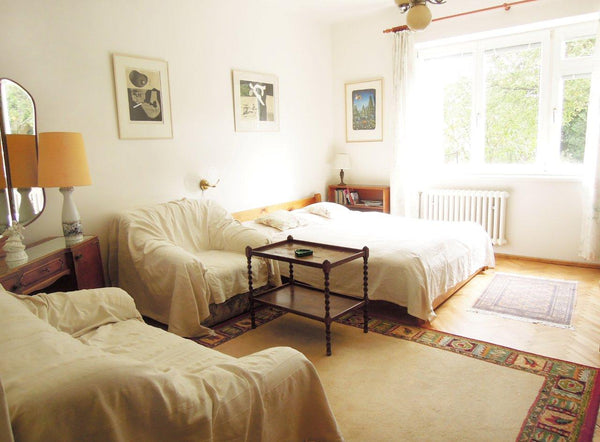 V ulici, několik kroků od domu je malý rodinný restaurant a další jsou v pěší vz Prague, Czechia quiet flat near underground Entire rental unit vacation rental 15848824
