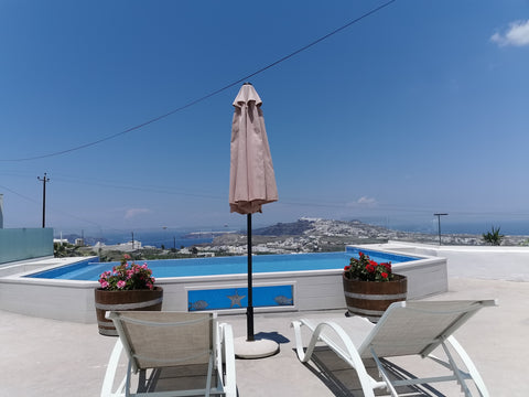 An apartment with easy access and with spacious parking. On the hill of the vill Karterádos, Greece AROMA CAVAS APARTMENT WITH CALDERA VIEW AND CITY Entire rental unit vacation rental 26240598
