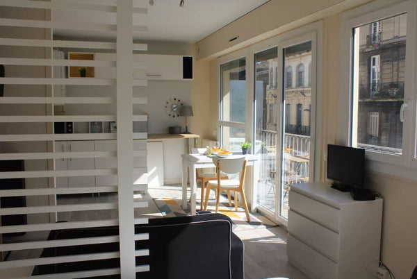 T1 refait à neuf à 2 pas de l'arrêt de tram Musée d'Aquitaine. Cet appartement e Libourne, France T1 neuf avec balcon - Hyper centre Entire condo vacation rental 24372593