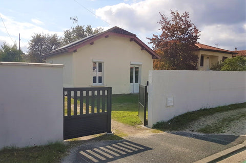 Jolie maison de plain pied de 60m² entièrement rénovée avec soin, entourée d'un   St-Médard : maison avec jardin et parking Entire home vacation rental 45877005