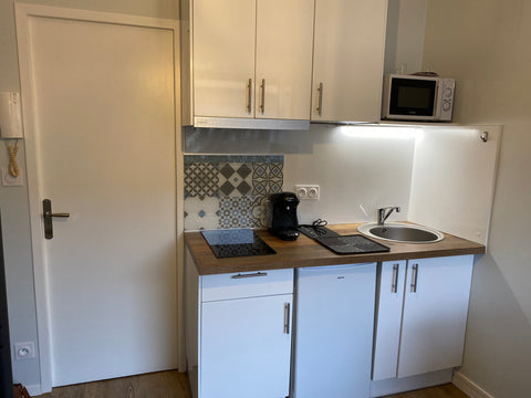 Studio meublé entièrement rénové à 30 mètres de la station Roustaing. Bordeaux c Arcachon, France TALENCE Studio pied du tram Bordeaux 10' Entire rental unit vacation rental 50306709