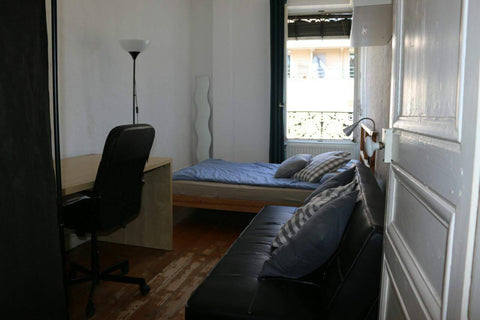 Je vous propose une chambre équipée dans un appartement récemment rénové situé a Lyon, France Chambre privée avec une belle vue sur la Saône Private room in rental unit vacation rental 20596051