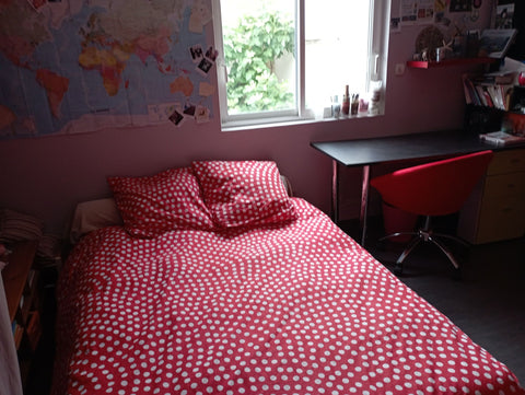 Cet hébergement donne un accès rapide au tram. 400 mètre. 10 mn en tram de l hyp Bordeaux, France Chambre privée avec salle de bains Room in boutique hotel vacation rental 642360284624577810