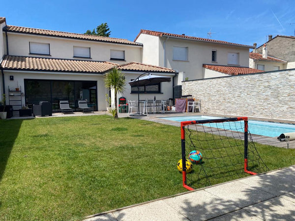 Maison de 2017 idéale pour 1 à 2 couples avec des enfants puisque nous y vivons  Pessac, France Maison familiale avec piscine Entire home vacation rental 51149480