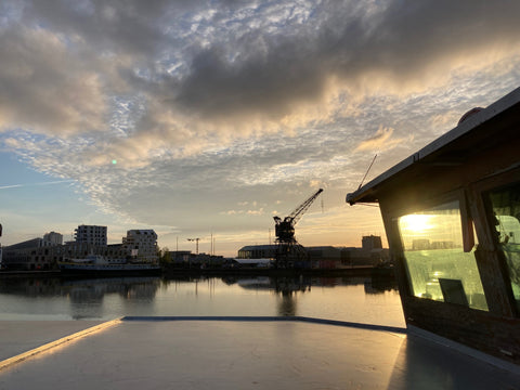 L'espace marinier et sa terrasse... lieu atypique sur l'eau du bassin à flot n°1 Bordeaux, France Bordeaux... espace marinier Houseboat vacation rental 44243268