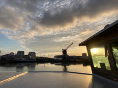 L'espace marinier et sa terrasse... lieu atypique sur l'eau du bassin à flot n°1 Bordeaux, France Bordeaux... espace marinier Houseboat vacation rental 44243268
