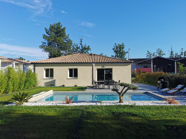 Maison neuve de 105m2 très fonctionnelle et pleine de charme. Parfaitement situé Saint-Médard-en-Jalles, France Villa entre ville et océan avec piscine chauffée Entire home vacation rental 50484977