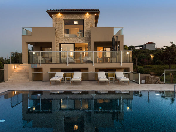 This luxurious villa offers a wonderful and relaxing setting. With a spacious po  Amazing sea front villa with swimming pool Entire villa vacation rental 689553870078754323