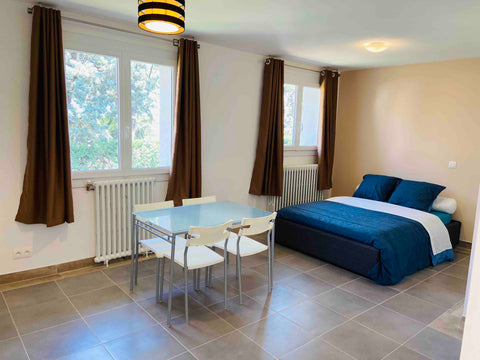 Studio rénové et équipé se trouve à proximité des commerces de proximité et du c Carbon-Blanc, France Studio à l’entrée de Bordeaux. Entire rental unit vacation rental 38562277