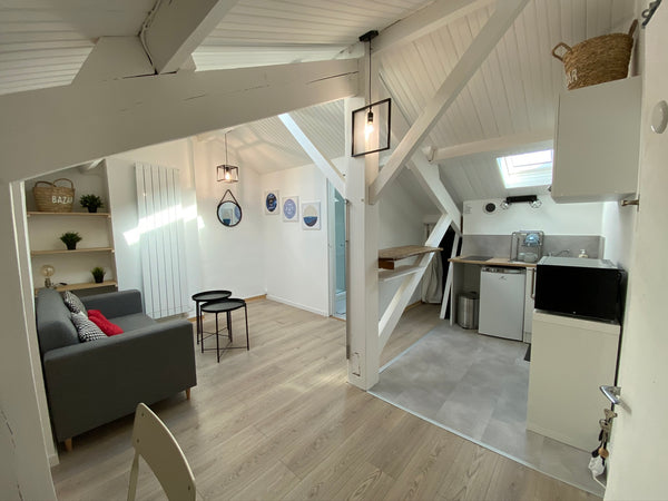 Un petit cocon sous les toits. <br />À 10-15 min à pied de la station de tramway Bordeaux, France Petit Cocon pour découvrir Bordeaux, ses alentours Entire rental unit vacation rental 50058543