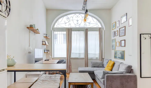 The apartment is located in the city center, two minutes walk from the most popu Bordeaux, France Comfortable downtown apartment  - Mobility Lease Entire rental unit vacation rental 38289269