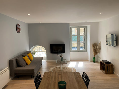 Saint Michel. Appartement T3 avec terrasse intérieur 1er étage.<br />Dans un bel Bordeaux, France ⭐️ Bordeaux centre - T3 - 4 pers - Patio extérieur Entire rental unit vacation rental 49833453