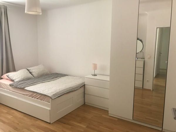 El alojamiento es muy tranquilo, y rodeado de zona verde. Esta situado en uno de Vienna, Austria Habitacion tranquila muy cerca del centro. Private room in rental unit vacation rental 43419197