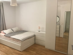 El alojamiento es muy tranquilo, y rodeado de zona verde. Esta situado en uno de Vienna, Austria Habitacion tranquila muy cerca del centro. Private room in rental unit vacation rental 43419197