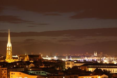 Une invitation au voyage dans cet appartement, décoré par architecte. Une vue in Bordeaux, France Une vue inoubliable sur la ville Entire rental unit vacation rental 7182880