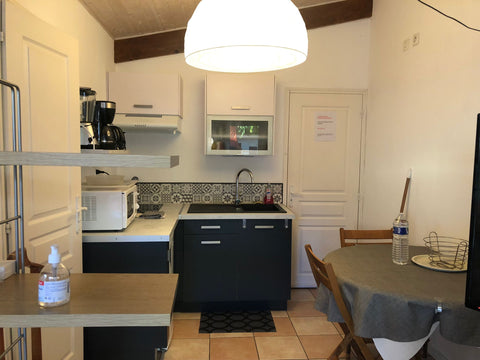 Petit studio indépendant, au calme, disposant d'un espace nuit avec canapé conve  Studio dans quartier calme avec stationnement Entire guesthouse vacation rental 40171200