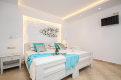 A beautiful apartment with 2 bedrooms, kitchen, and private patio, beautifully d  Two bedroom Apartment, patio close to the beach Room in boutique hotel vacation rental 37166957