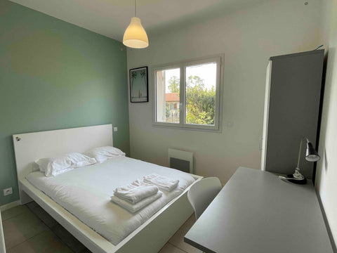 Situé dans une rue calme à moins de 10 minutes à pied du tramway, des université Bordeaux, France Chambre privative avec salle d'eau individuelle. 3 Private room in rental unit vacation rental 639738734525515466