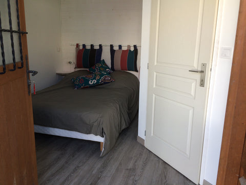 Jolie chambre dans un jardin avec accès entièrement indépendant.  Cette chambre  Cenon, France Petite chambre indépendante sur jardin Private room in home vacation rental 24133934