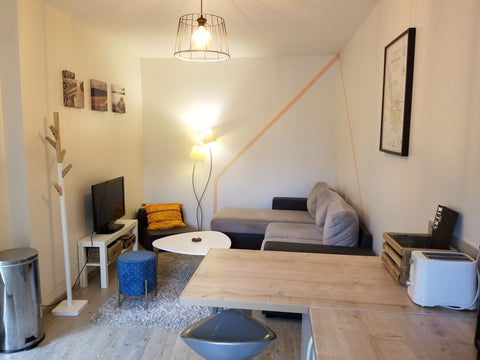 Vous séjournerez dans la dépendance d'une maison bordelaise (30 m²) dans un quar Bordeaux, France Jolie maisonnette a 15 min du centre de Bordeaux Entire townhouse vacation rental 49437000