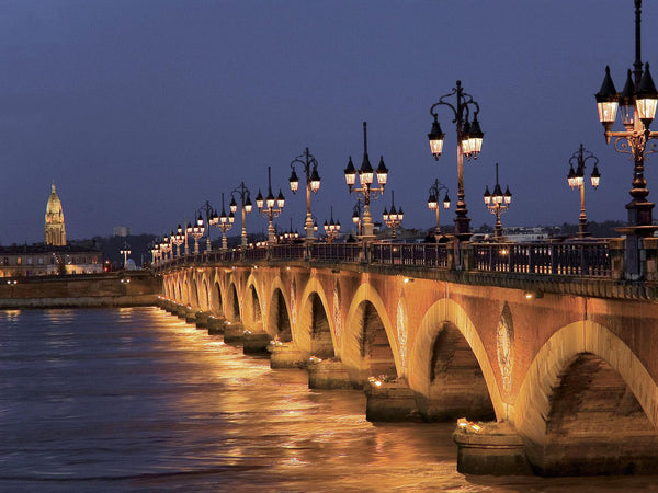 100% ACCES FACILE ET PROCHE DES MONUMENTS HISTORIQUES Situé juste au dessus du t Bordeaux, France Logement T3 dans le centre historique de Bordeaux. Entire rental unit vacation rental 19524756