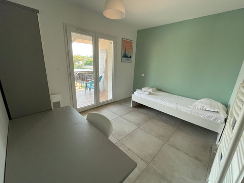 Situé dans une rue calme à moins de 10 minutes à pied du tramway, des université Bordeaux, France Chambre privative avec salle d'eau indivuelle. 6 Private room in home vacation rental 656167508677955400