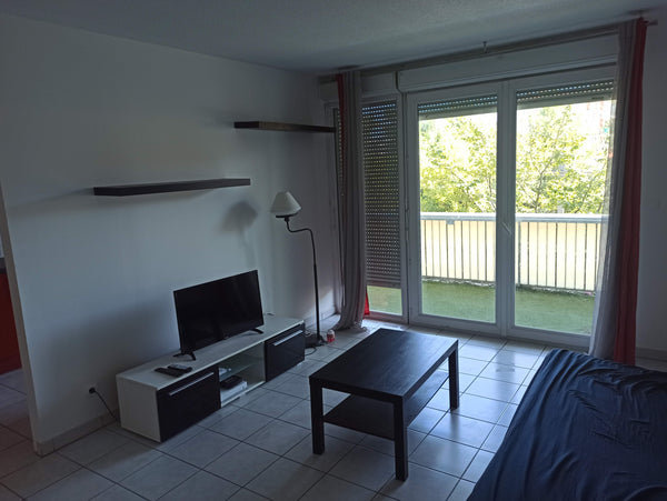 Logement bien situé proche de la gare et de toutes commodités. Important ce n'es  Installez vous dans votre pied à terre bordelais Entire rental unit vacation rental 715998355237361152