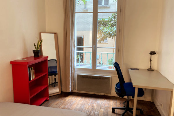 The room has 8 sq.m and faces a lovely central yard. The apartment is very clean Paris, France Chambre calme et charmante 15ème Private room in rental unit vacation rental 25089953