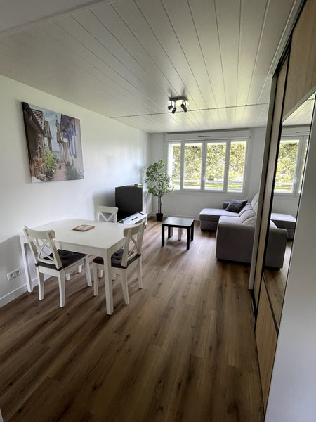 Situé à 15 min de Bordeaux centre et à 13 min de l'aéroport. <br />Détendez vous  Appartement T3 rénové, calme et tout confort Entire rental unit vacation rental 743933988977480676