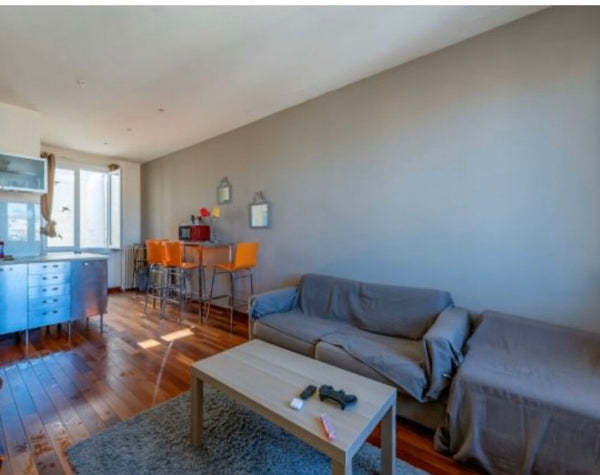 L’appartement rénové de 35 m2 est situé aux chartrons à la place Paul Doumer, au  T2 entier au plein centre de Bordeaux Entire rental unit vacation rental 39477826