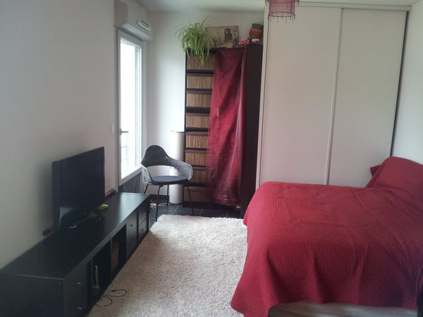 Studio cosy et propre, situé à 9 min de l'hypercentre de Bordeaux, au pied du tr Talence, France Studio,9min hypercentre de Bordeaux Entire rental unit vacation rental 2219615