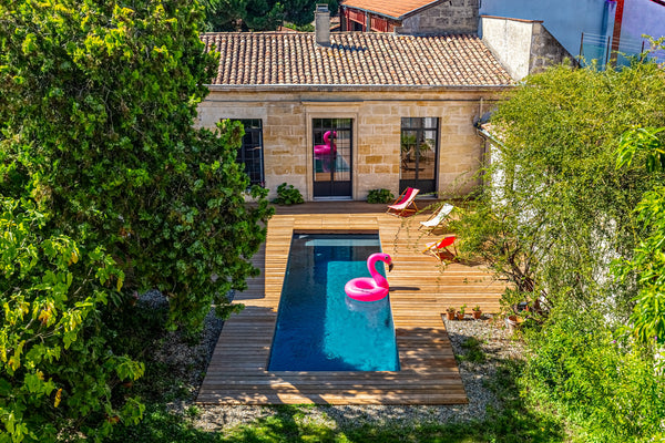 Pretty outbuilding overlooking a garden / terrace with swimming pool near the ce Bordeaux, France GuestReady -Apartment with garden and pool Entire rental unit vacation rental 24987502