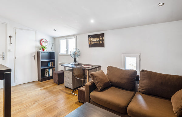 Located in the centre of Bordeaux, 9 minutes from the Place des Quinconces, this Paris, France Cosy flat in the centre of Bordeaux - Welkeys Entire rental unit vacation rental 49789952