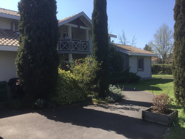 Grande chambre indépendante au 1er étage avec sa salle de bain et wc privatif <b Mérignac, France Agréable chambre d hôtes dans grand jardin Private room in bed and breakfast vacation rental 52470448