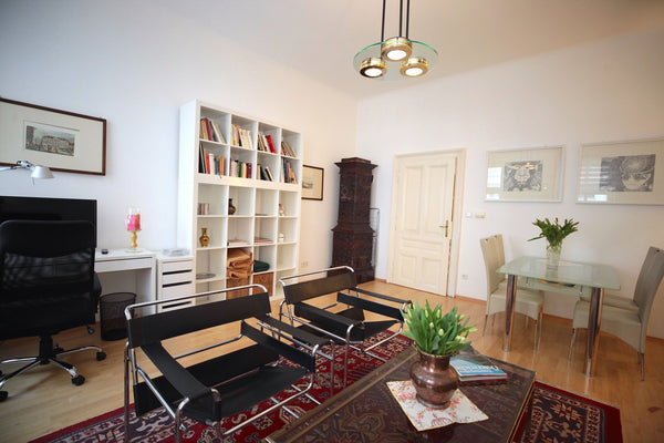 Spacious, quietly located 2-room apartment in Viennese old building. The apartme  Quiet 2-room flat, walking distance to City Centre Entire condo vacation rental 48135234