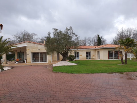 Belle demeure de 250 m2, de plein pied sur un parc de 1,5 ha pouvant accueillir   Superbe villa avec piscine Entire villa vacation rental 623818324448179063