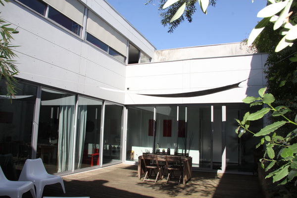 Découvrez notre maison et son grand patio verdoyant, située dans un quartier pop Bordeaux, France Maison d'Architecte 