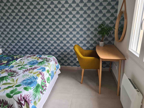 Chambre de 11m2 dans une dépendance proche maison principale avec salle de douch Villenave-d'Ornon, France Villenave d'Ornon : Chambre privée Private room in bed and breakfast vacation rental 592029711320351972