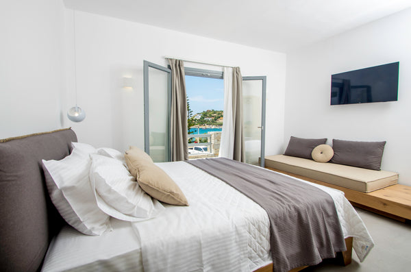 A cosy suite just 20 meters from the beach with comfortable parking. Breakfast i Ermoupoli, Greece Oro King suite 20m next to the beach Room in bed and breakfast vacation rental 35936149