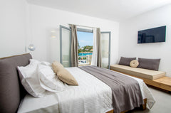A cosy suite just 20 meters from the beach with comfortable parking. Breakfast i Ermoupoli, Greece Oro King suite 20m next to the beach Room in bed and breakfast vacation rental 35936149